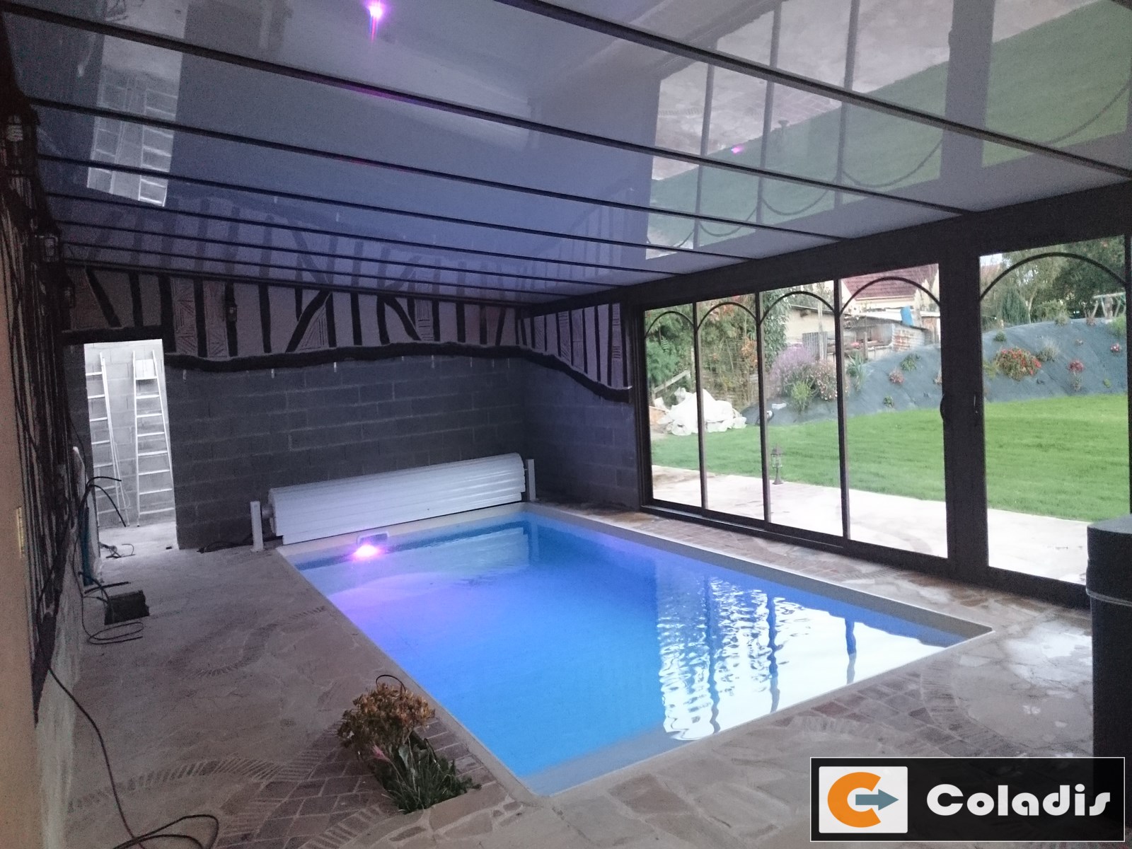 Véranda pour piscine spa toiture ardoise dans l'Aveyron - Coladis